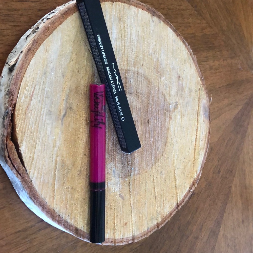 MAC Vamplify Lipgloss